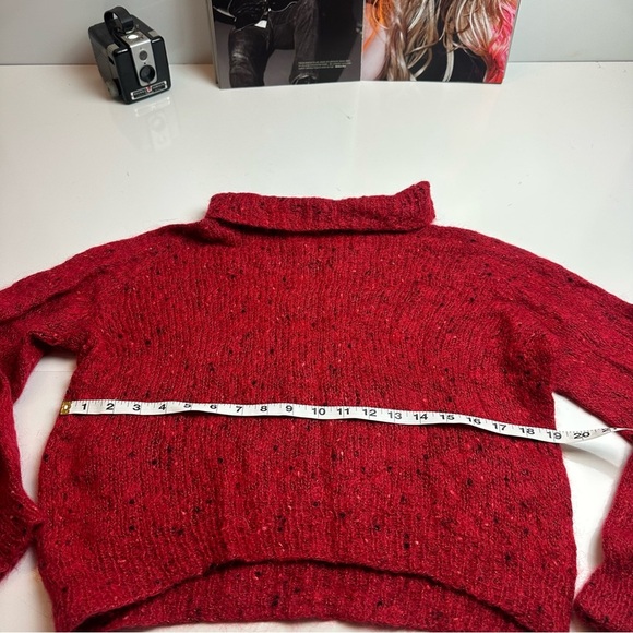 Chic Scarlet Turtleneck Sweater - Picture 4 of 6